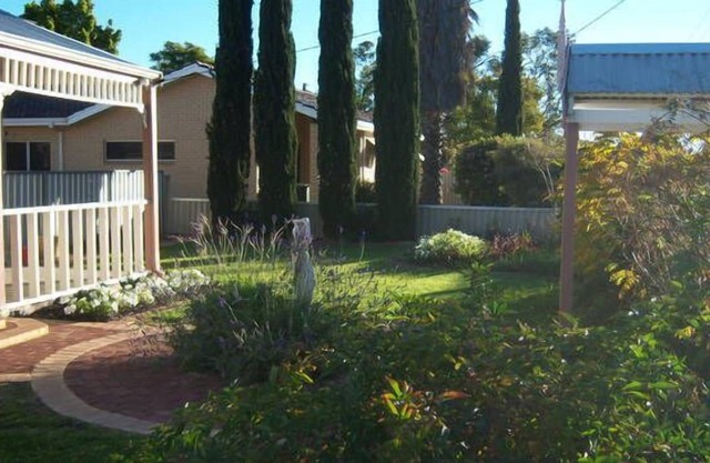 MERREDIN ACCOMMODATION COTTAGE :WIFI & Foxtel incl. 2 min walk to Shops