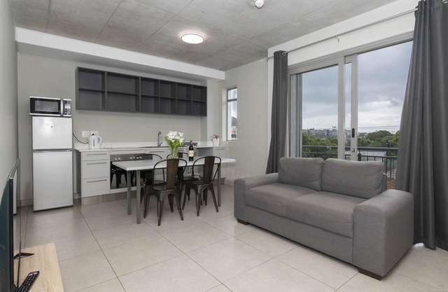 Metropole 2 Bed Retreat in Vibrant Rondebosch