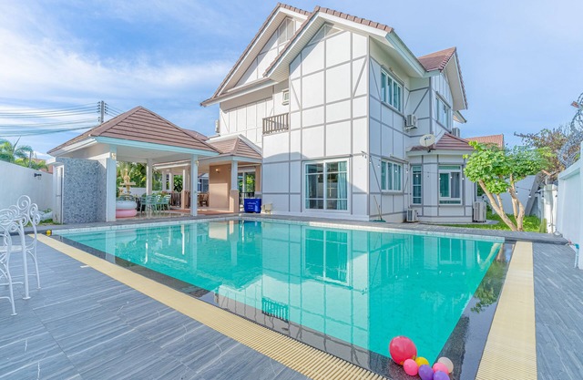 Mew pool villa pattaya. 10-15mins to beach and walking street.