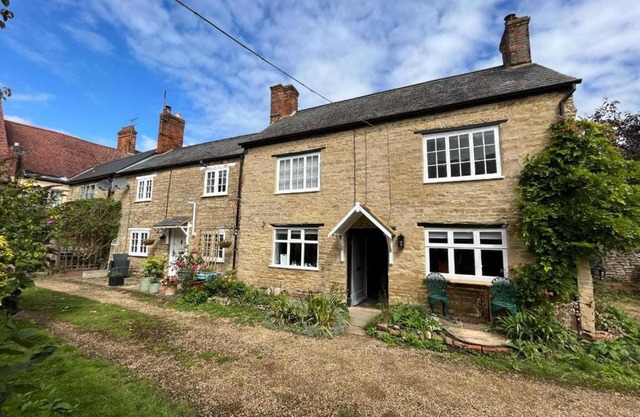 Mews Cottage, a 2 bedroom Georgian Cottage which comfortably sleeps 4 located in a quiet courtyard 50 metres from Olney Market Place