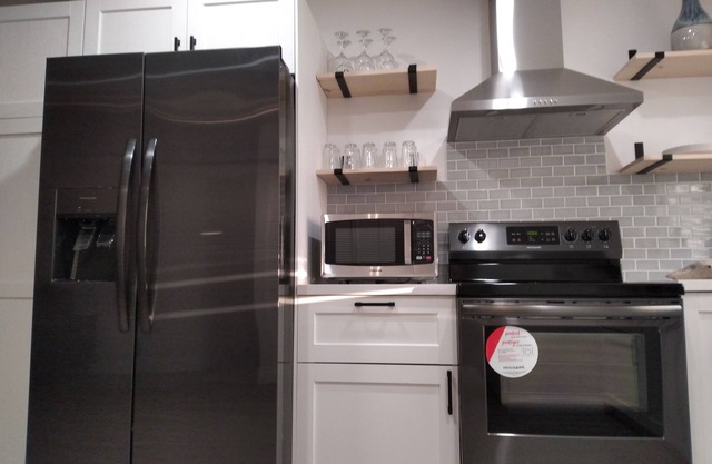 Miami Charm with access to fun. Open modern space 5 mins to Zoo park.