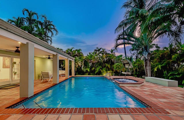 Miami Dream Home/Heated Pool/Jacuzzi/Fire Pit/BBQ Area.