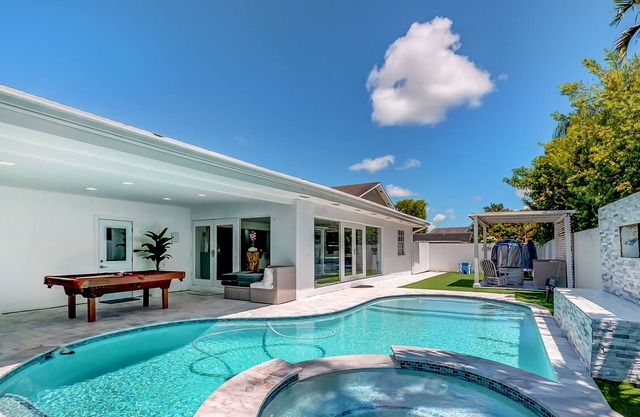 Miami luxury vacation home with heated pool & jacuzzi
