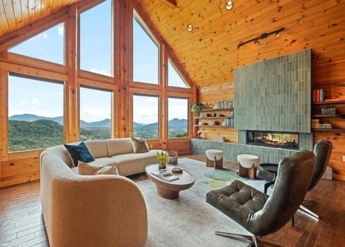 Mid-Century Decor Cabin with Stunning Views