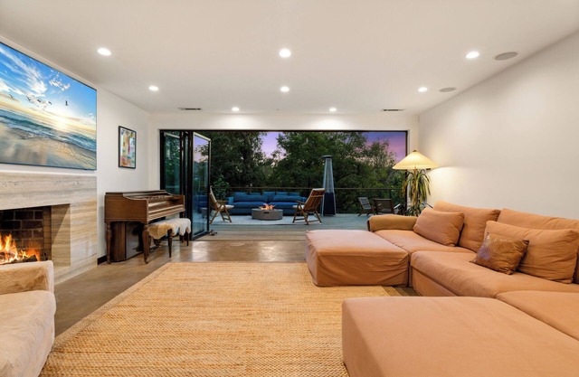 Mid-Century Gem in Hollywood Hills – Spacious & Private 2.5BD/2.5BA