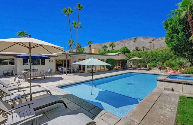 Mid-Century Gem In The Heart Of Palm Springs