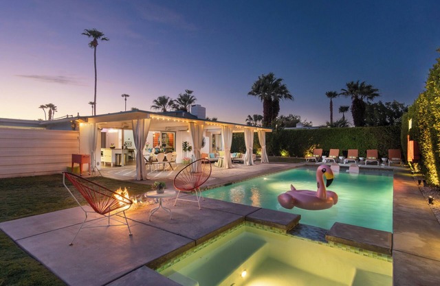 Mid-Century Gem w/Salt-Water Pool, Spa,Cabana,yard, blt in bbq,& 300+5 star revs