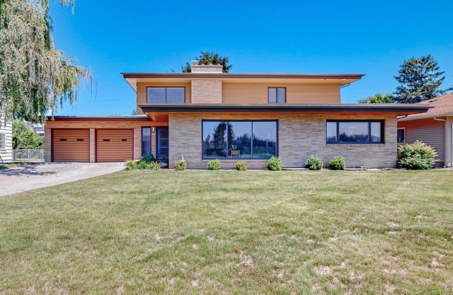 Mid-century home with hot tub & firepit - near the river & golf course