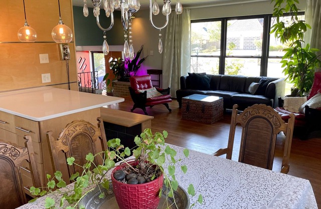 Mid Century Modern close to Downtown