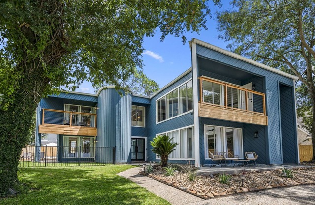 Mid-Century Modern Home w/ Lakeview's and Private Pool- Sleeps 12