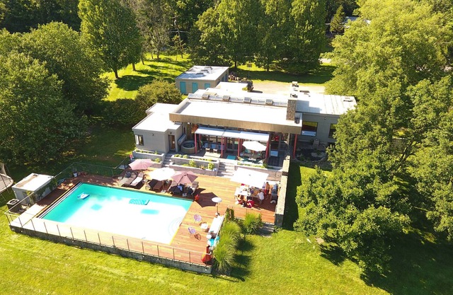 Mid Century Modern- Hot tub-Ski-View- Fireplaces-Pond-35 min to Woodstock