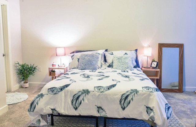 Mid Century Modern Luxury Apartment in Elkridge near Hospitals and Shopping Mall