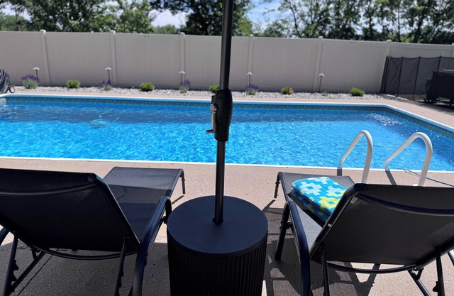 Mid-century Modern 3-bedroom house near Lake Jacomo in Blue Springs with pool