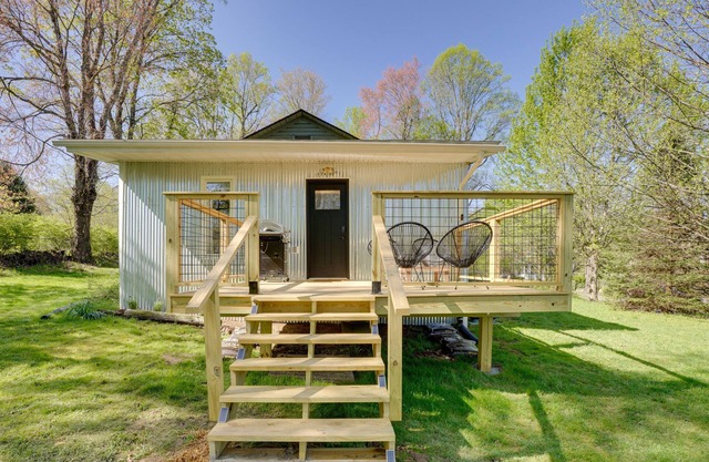 Mid-Century Modern Fayetteville Home Close to Town