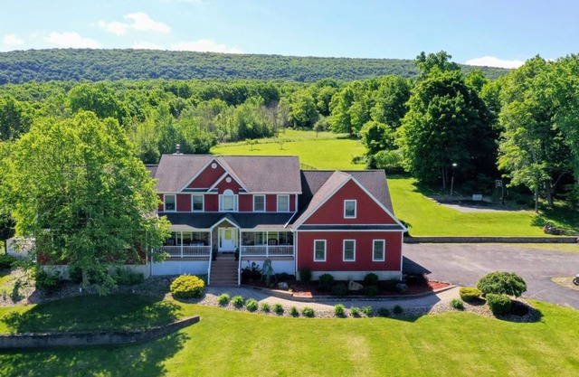 Mid-Hudson Estate on 11 acres with pool
