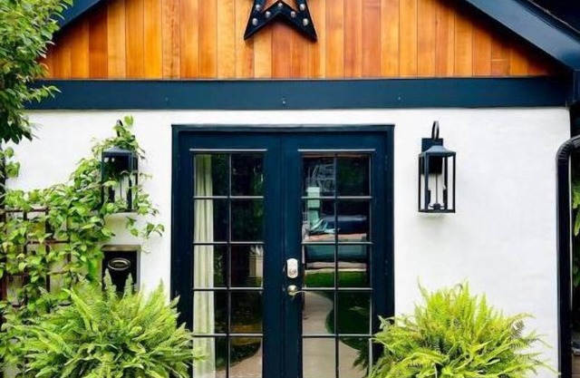 Mid/Mod ' Little House' in Old Town Louisvillenn