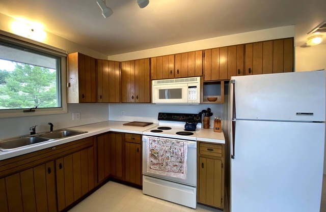 Midcentury Modern Beach Cottage w/100' of private sandy beachfront