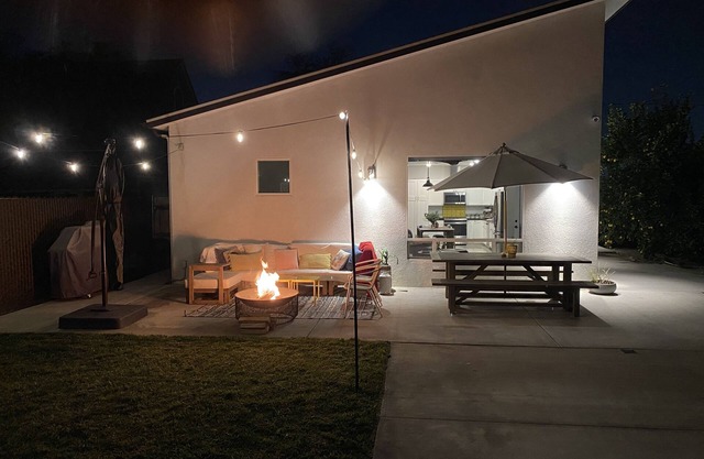 Midcentury Modern Beauty. Long Stay Discount. 5 minutes to Downtown. Love Pets!