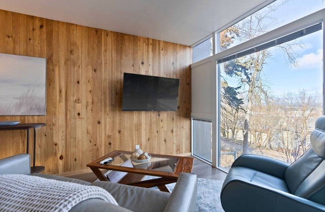 Midcentury Stay w/Free Parking & Near Hospitals!