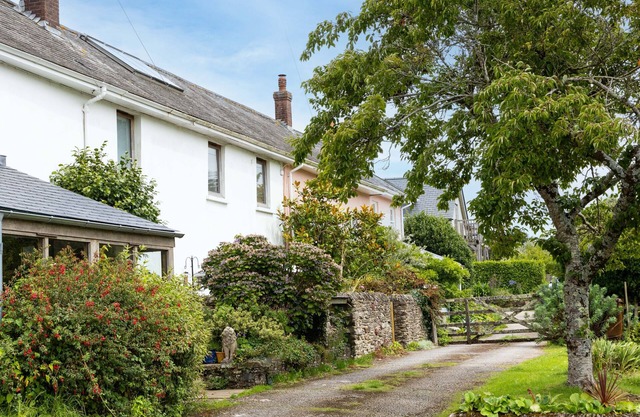 Middle Cottage - sleeps 4 guests in 2 bedrooms