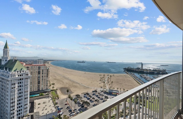 Midterm High-Rise 3Bed 2 Bath Views, Massage Chair, Pool