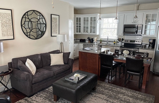 Midtown Apt - 2Bed/2Bath - Private Hot tub and Patio - Close to Pearl and Dtwn