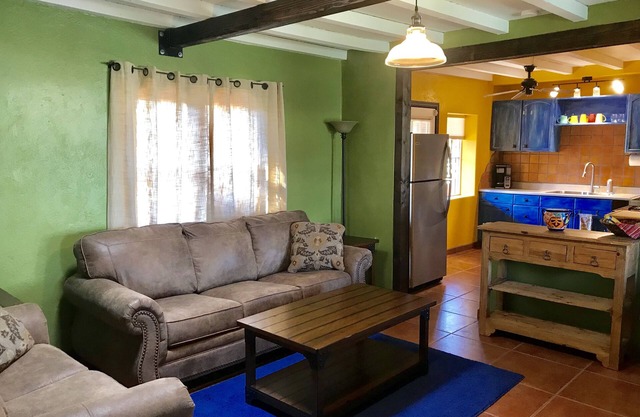 Midtown Festive Adobe Getaway, Outdoor Shower, BBQ, Horseshoes