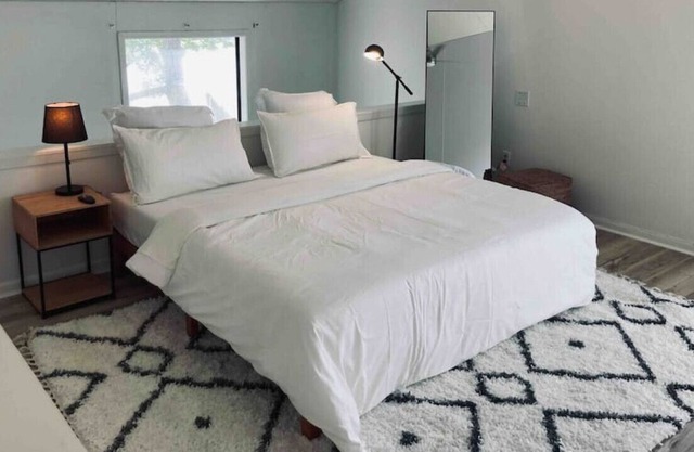 Midtown loft, King bed, touch of modern