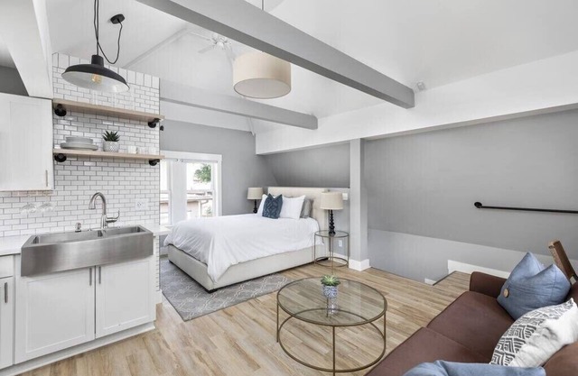 Midtown Modern Carriage Home by Major Attractions