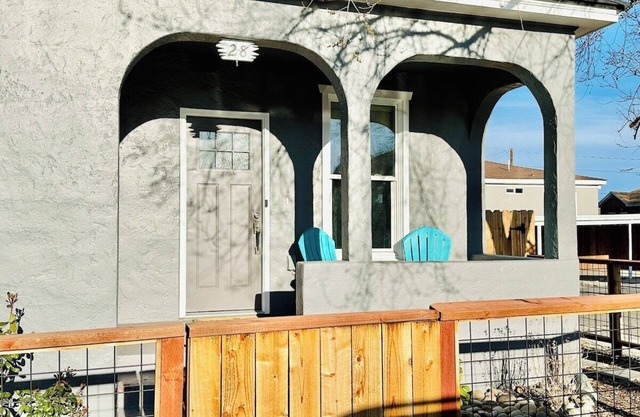 Midtown/Renovated 3 TVs Sleeps 7