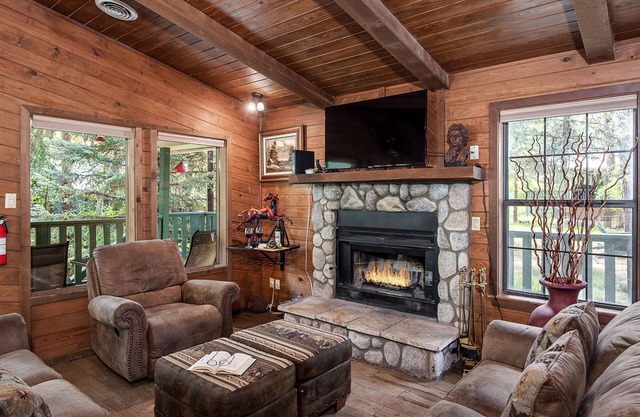 Midtown Riverfront Complex | Hot Tubs, Fireplace!