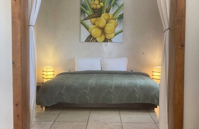 Midtown Sunlit Casita with Super Fast WiFi, A/C, Private Patio and Parking.