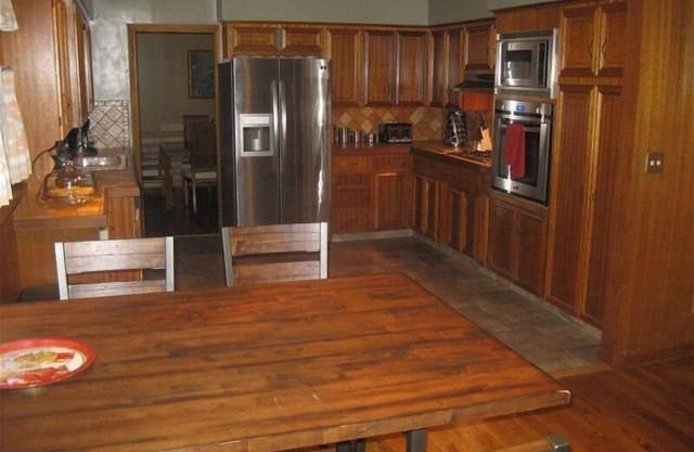Midtown Tulsa, Quiet Street, Minutes to Expo, Hospitals, Shops, large yard
