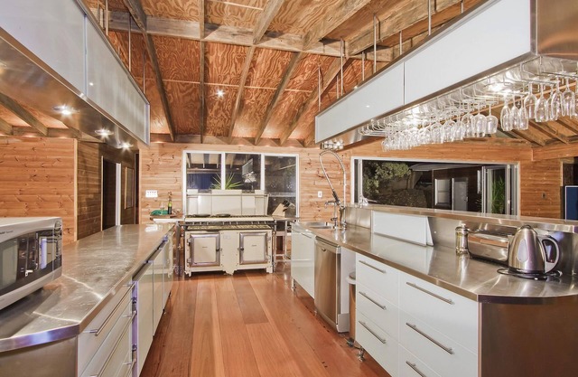 Milbrodale Lodge - Architecturally designed 4 bdrm mountainside house, great views and open fireplace