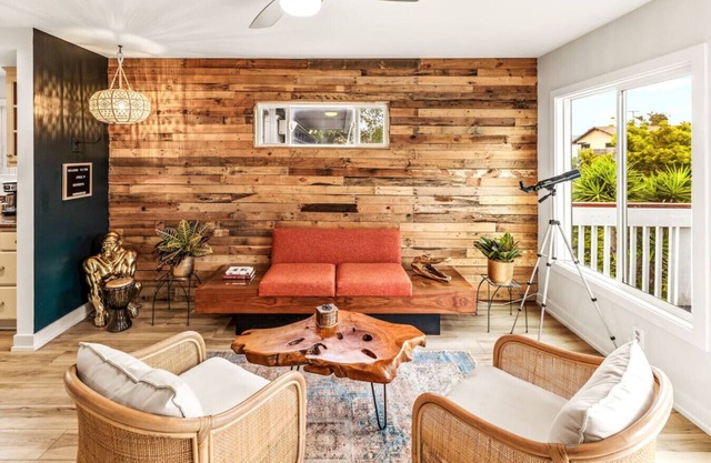 Mile to Beach! Pool Table & Hot tub! Pet Friendly!