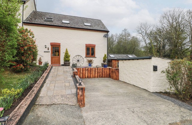 MILL BARN DENANT, pet friendly, with hot tub in Haverfordwest