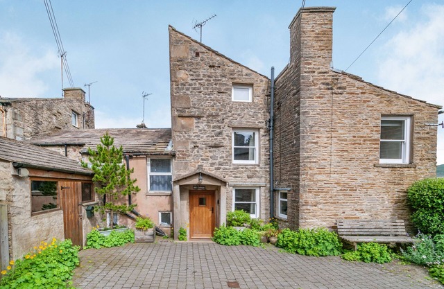 MILL COTTAGE, character holiday cottage, with open fire in Hawes
