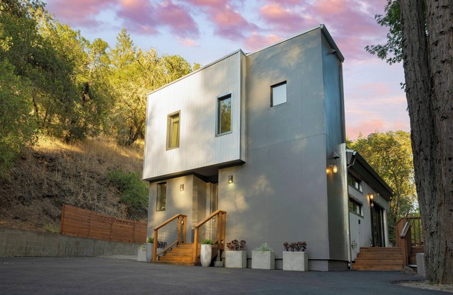 Mill Creek by AvantStay | Modern Design, Patio, Hot Tub