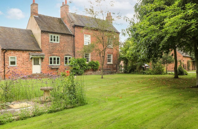 MILL FARM - THE FARMHOUSE, pet friendly, with hot tub in Repton