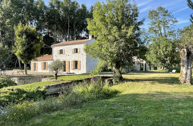 MILL IN THE HEART OF CHARENTE-MARITIME (Furnished accommodation *)
