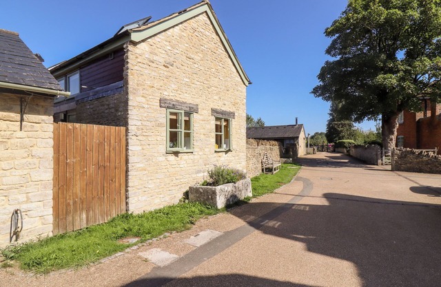 MILL VIEW, romantic, with pool in Cotswold Water Park