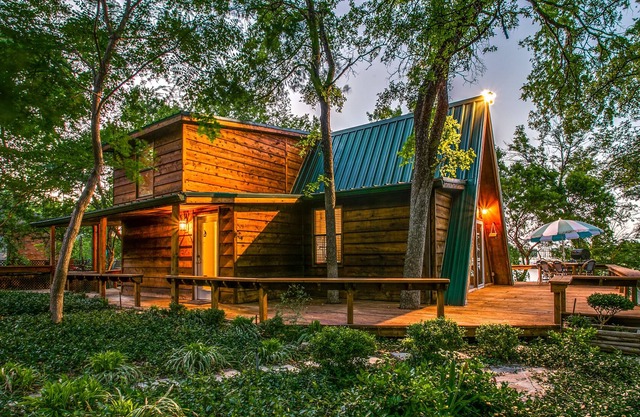 Miller's Cozy Lakeside Cabin - Lake Worth!