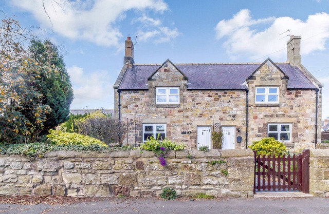 MILLER'S RETREAT, pet friendly, with a garden in Alnmouth