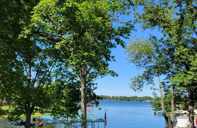 Millers 2 lakehouse. Pontoon available to rent