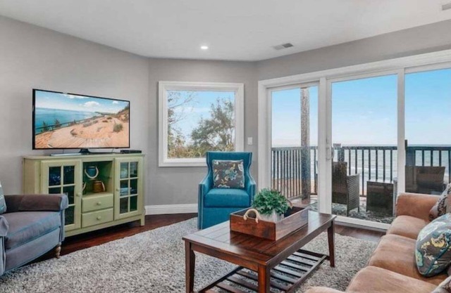 Million Dollar Bayview Condo close to Downtown TC!