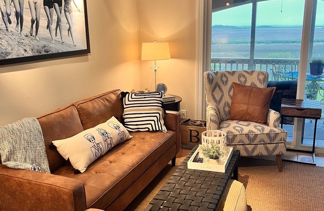 Million Dollar View! Wifi, Cable & Semi-Private Pool just steps away!