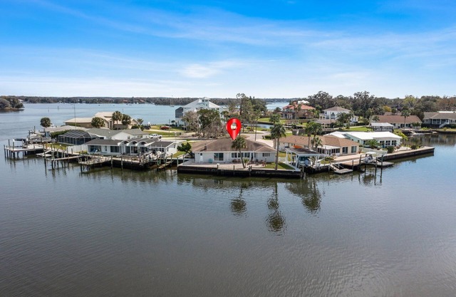 Million Dollar view on the Main River! No Canal.