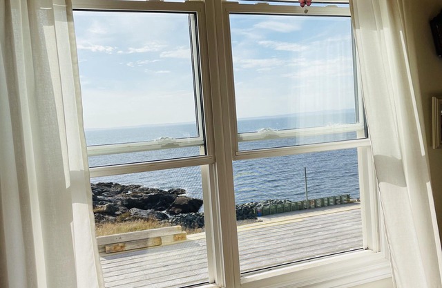 Million Dollar View! Ocean Front, 3 Bedroom Cottage, 15 Min. from St. John's