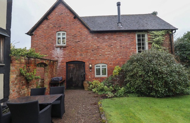 MILLPOND BOTHY, character holiday cottage, with open fire in Woolhope
