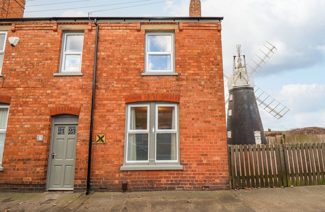 MILLSIDE, character holiday cottage, with a garden in Lincoln